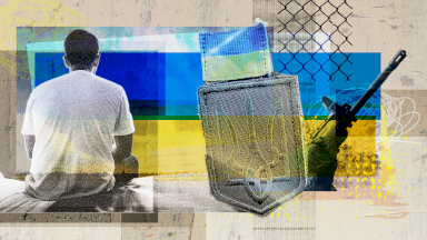 رجل يرتدي قميصاً أبيض اللون وإلى جواره شارة الجنود الأوكرانيين - BBC