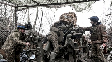 جنود من اللواء المدفعي الرابع والأربعين 