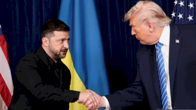 الرئيس الأمريكي يصافح الرئيس الأوكراني - Reuters