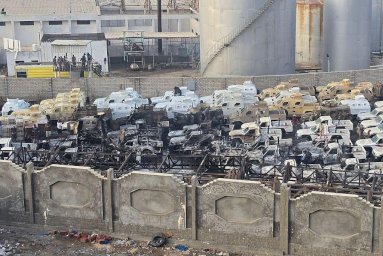 الأسلحة والعربات التي قصفتها السعودية في ميناء المكلا اليمني - Getty Images