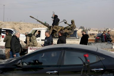 يتمركز جنود الجيش السوري في محيط أحياء الشيخ مقصود - EPA