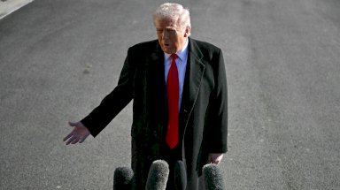 تحدث الرئيس الأمريكي دونالد ترامب إلى الصحافة في طريقه للصعود على متن طائرة