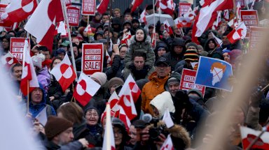 أعلام غرينلاند في مسيرة احتجاجية في نوك ضد رغبة الرئيس دونالد ترامب بالاستحواذ على الجزيرة - Getty Images
