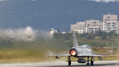 طائرة مقاتلة من طراز ميراج 2000 تابعة لسلاح الجو التايواني تستعد للإقلاع من داخل قاعدة هسينتشو الجوية في تايوان، 29 ديسمبر 2025 - EPA