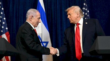 الرئيس الأمريكي دونالد ترامب (يمين) ورئيس الوزراء الإسرائيلي بنيامين نتنياهو يتصافحان لدى وصولهما للتحدث إلى الصحفيين خلال مؤتمر صحفي مشترك في مقر إقامة ترامب في مارالاغو بمدينة بالم بيتش، فلوريدا، في 29 ديسمبر/كانون الأول 2025. - Getty Images