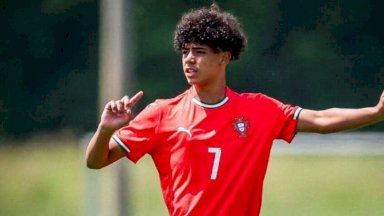 كريستيانو جونيور نجل النجم البرتغالي كريستيانو رونالدو يلعب مع منتخب البرتغال تحت 15 عاما في بطولة فلاتكو ماركوفيتش الودية في كرواتيا أمس الثلاثاء