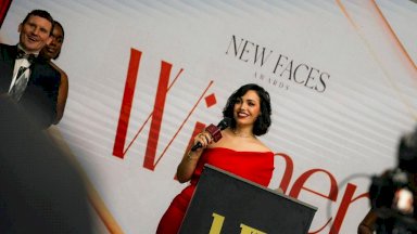 المصممة سومي مديني تحصل على جائزة الوجوه الجديدة من مجلة W Magazine
