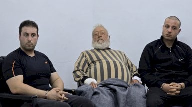 عبد الغني قصاب (منتصف) مع ابنين له