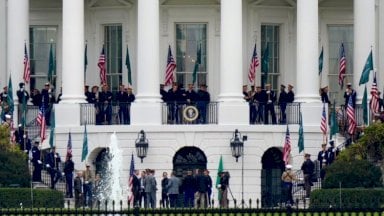 الأعلام السعودية إلى جوار الأعلام الأميركية في كل ركن بالبيت الأبيض