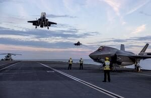 طائرات F-35B تنطلق على متن حاملة الطائرات HMS Prince of Wales