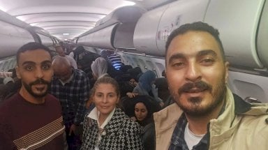 فلسطينيون من قطاع غزة يصلون إلى جنوب أفريقيا وفي الصورة حنان جرار السفيرة الفلسطينية لدى جنوب أفريقيا