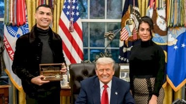 رونالدو يحمل هدية ترامب.. وفي الصورة جورجينا رودريغيز