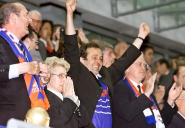 ميشيل بلاتيني يرفع ذراعيه محتفلاً خلال مراسم تتويج فرنسا بكأس العالم 1998