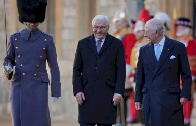 الملك تشارلز الثالث وشتاينماير يستعرضان حرس الشرف 