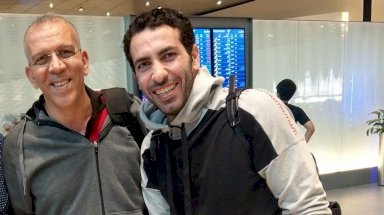 محمد أبو تريكة (يمين) والمعلق الجزائري حفيظ دراجي