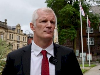 وزير القوات المسلحة البريطاني آل كارنز