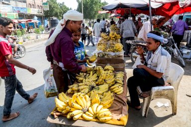أكشاك بيع متنوعة في أحد أسواق مدينة الحديدة على الساحل الغربي لليمن، بتاريخ 14 كانون الأول (ديسمبر) 2018