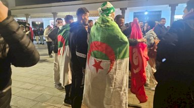 مشجعون جزائريون في ساحة 