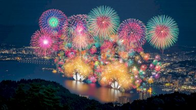 الألعاب النارية تسطع في سماوات العالم احتفالاً بعام جديد