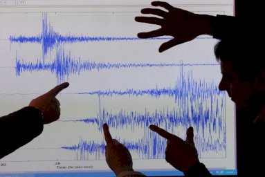 خبراء يرصدون حركة الزلازل في هيئة المسح الجيولوجي البريطانية