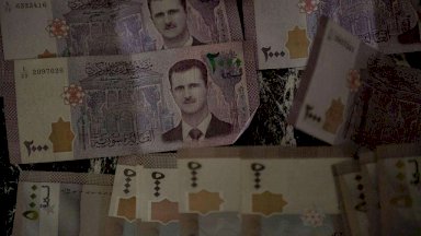 الرئيس السوري أحمد الشرع وحاكم مصرف سوريا المركزي عبد القادر حصرية حفل إطلاق العملة الجديدة في قصر المؤتمرات دمشق الاثنين 29-12-2025 - Getty Images