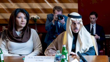 وزير الخارجية السعودي الأمير فيصل بن فرحان لدى لقائه رئيس لجنة الشؤون الخارجية بمجلس النواب الأميركي النائب براين ماست (واس)