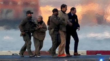 قوات أميركية مسلحة تصطحب مادورو في ملابس مدنية وزوجته بعد وصوله إلى الأراضي الأمريكية - Reuters