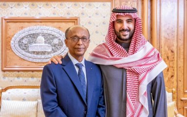 وزير الدفاع السعودي الأمير خالد بن سلمان مستقبلاً مدير ميناء المكلا المهندس سالم باسمير