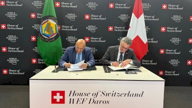 الأمين العام لمجلس التعاون لدول الخليج العربية جاسم البديوي وإينياتسيو كاسيس وزير خارجية جمهورية سويسرا الاتحادية يوقعان على مذكرة تفاهم لاقامة حوار استراتيجي 