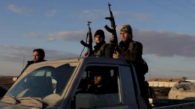 عناصر من الجيش السوري في الرقة بعد انسحاب قسد