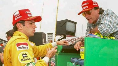ويلسون فيتيبالدي (يمين) يتحدث الى نجله كريستيان خلال سباق جائزة إنديانابوليس عام 1995