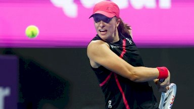 حققت البولندية إيغا شفيونتيك المصنّفة أولى عالمياً لقب دورة الدوحة لكرة المضرب للألف السبت للمرة الثالثة توالياً 