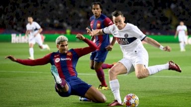 قال مدافع برشلونة الأوروغوياني رونالد أروخو (يسار) إن فريقه سيبذل قصارى جهده ضد ريال مدريد للدفاع عن اللقب