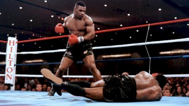 أصبح مايك تايسون أصغر بطل عالمي للوزن الثقيل في التاريخ بفوزه على الكندي تريفور بيربيك في 22 تشرين الثاني (نوفمبر) 1986 في لاس فيغاس