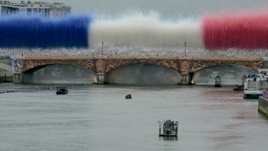 العاب نارية فوق جسر أوسترليتز في افتتاح أولمبياد باريس في 26 تموز (يوليو) 2024