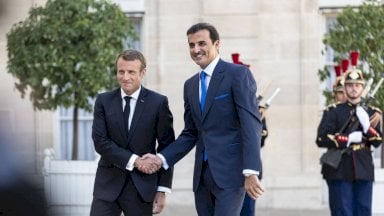 أمير قطر الشيخ تميم بن حمد والرئيس الفرنسي إيمانويل ماكرون