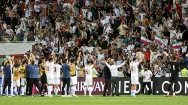 لاعبو إيران يحتفلون بالفوز على قطر ضمن التصفيات الآسيوية المؤهلة إلى مونديال 2026 على ملعب مكتوم بن راشد آل مكتوم في دبي في 15 تشرين الأول/أكتوبر 2024