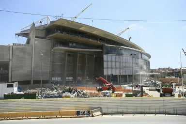 لمحة من ملعب كامب نو الجديد الذي ستنتهي الاعمال فيه بالكامل صيف عام 2026. 