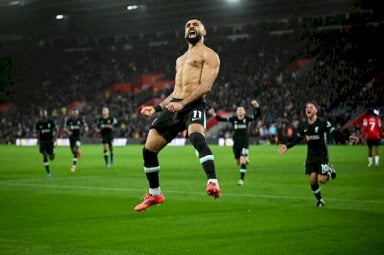 المصري محمد صلاح مهاجم ليفربول محتفلا بتسجيله الهدف الثالث لفريقه في مرمى ساوثمبتون في الدوري الانكليزي الممتاز. 24 تشرين الثاني/نوفمبر 2024