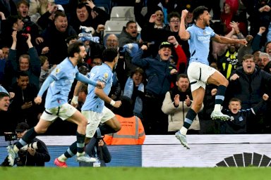 البرتغالي ماتيوس نونيش يفجر فرحته بهدفه القاتل في مرمى استون فيلا في ملعب الاتحاد ستاديوم في مانشستر في 22 نيسان/أبريل 2025