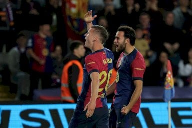 صانع ألعاب برشلونة داني أولمو فرحا بهدفه في مرمى ريال مايوركا في الملعب الأولمبي لويس كومبانيس في برشلونة في 22 نيسان/أبريل 2025
