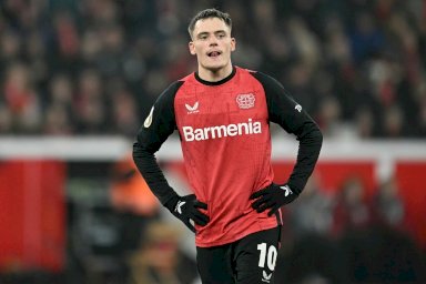 جناح ليفركوزن فلوريان فيرتس في لقطة له خلال مباراة فريقه ضد كولن في ربع نهائي كأس المانيا. وافق ليفربول الانكليزي على ضم فيرتس مقابل صفقة بلغت 157 مليون دولار. 5 شباط/فبراير 2025