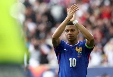 كيليان مبابي قائد منتخب فرنسا يحيي الجماهير بعد الفوز على ألمانيا في مباراة تحديد المركز الثالث ضمن منافسات كأس الأمم الأوروبية لكرة القدم. شتوتغارت، في 8 حزيران/يونيو 2025
