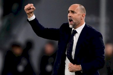 الكرواتي إيغور تودور مدرب يوفنتوس خلال مباراة فريقه أمام ليتشي في الدوري الإيطالي في تورينو في 12 نيسان/أبريل 2025