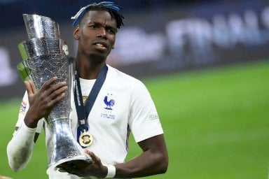 بول بوغبا يرفع كأس دوري الأمم الأوروبية بعد فوز فرنسا على إسبانيا على ملعب سان سيرو في ميلانو في 10 تشرين الاول/أكتوبر 2021