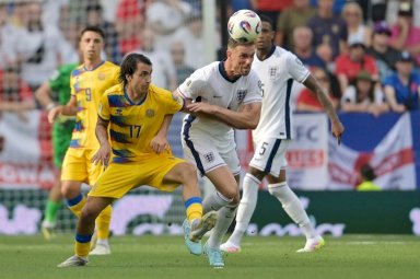 لاعب وسط المنتخب الانكليزي جوردان هندرسون (يمين) يحاول مراوغة لاعب منتخب أندورا خوان سيرفوس في مباراة ضمن التصفيات الاوروبية المؤهلة الى نهائيات كأس العالم 2026 في كورنيلا دي يوبريغات في السابع من تموز/يوليو 2025