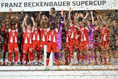 لاعبو بايرن ميونيخ يرفعون الكأس السوبر الألمانية لكرة القدم والتي تحمل اسم الأسطورة الراحل فرانتس بكنباور بعد الفوز على شتوتغارت 2-1. شتوتغارت، جنوب ألمانيا، في 16 آب/أغسطس 2025.