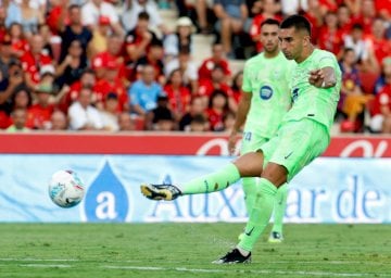المهاجم الإسباني لبرشلونة فيران توريس (#7) يسجّل هدف فريقه الثاني في مرمى مايوركا خلال مواجهة الفريقين ضمن الدوري الإسباني لكرة القدم. مايوركا في 15 آب/أغسطس 2025.