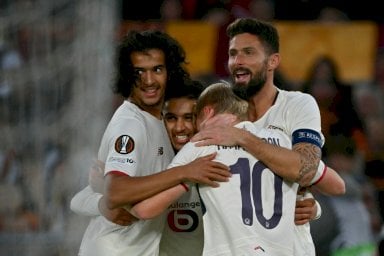 الإيسلندي هاكون أرنار هارالدسون مهاجم ليل فرحا بافتتاحه التسجيل في مرمى روما في الملعب الاولمبي في 2 تشرين الأول/أكتوبر 2025