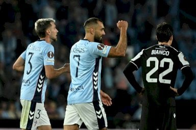 مهاجم سلتا فيغو الإسباني بورخا إيغليسياس (في الوسط) يحتفل بهدفه أمام باوك اليوناني في الدوري الأوروبي 
